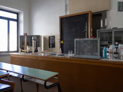 E se all�ultimo piano � presente un attrezzatissimo laboratorio di fisica e chimica...